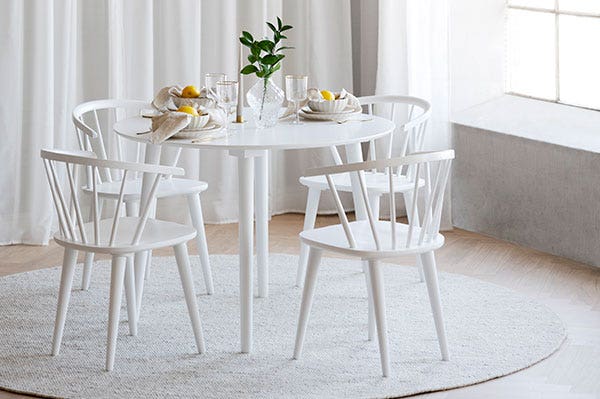 hoeveel stoelen passen aan een ronde tafel van 150 cm