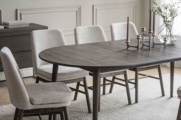 hoeveel zitplaatsen heeft een ovale tafel
