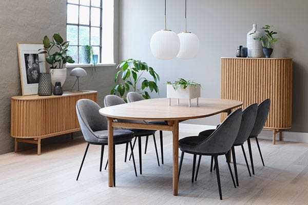 grijze eetkamerstoelen - hoeveel stoelen aan ovale tafel 