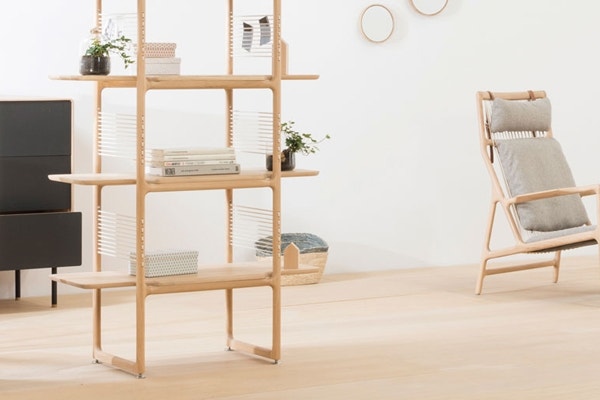 Roomdivider in de woonkamer tussen twee ruimtes