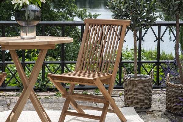Tuinstoelen en tafel voor buiten in de tuin