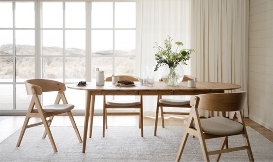 Welke stoelen passen bij een ovale eettafel?