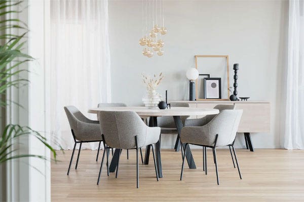 Een gestoffeerde stoel bij een ovale eettafel