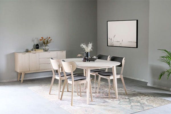 Stoelen met slanke poten voor bij een ovale eettafel
