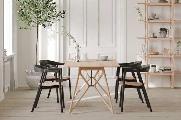 Houten eetkamerstoelen en tafel van hout 