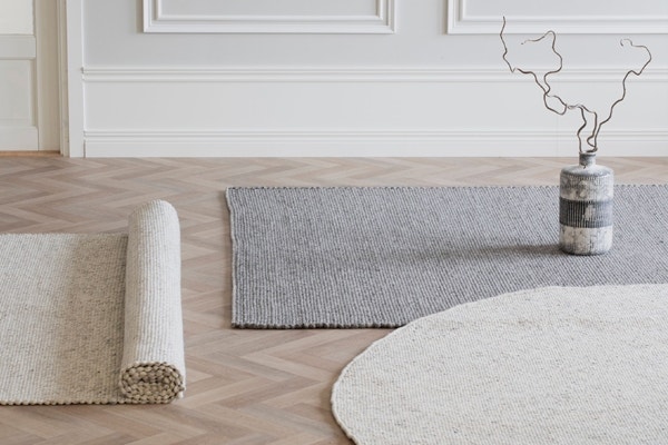 Interieur met lichte kleuren en hout
