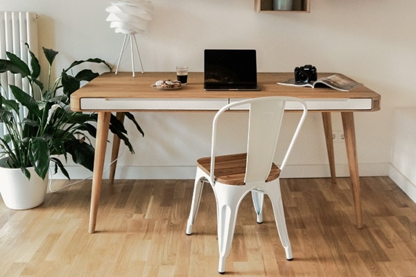 Scandinavian furniture met hout en minimalistish