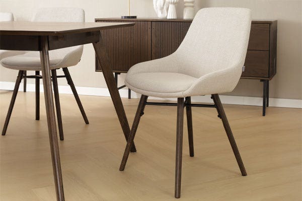 Beige eetkamerstoel met walnoot houten poten