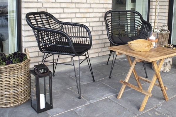 Rotan tuinstoelen en teakhouten tafel