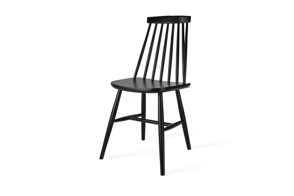 houten eetkamerstoel voor aan de eettafel