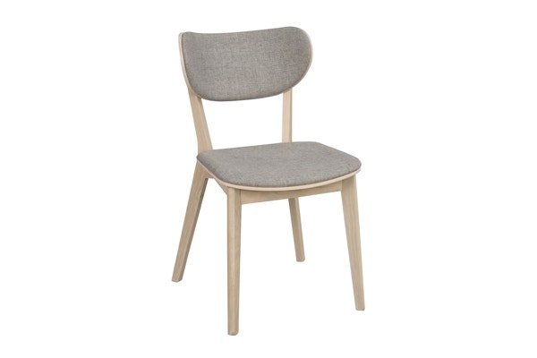 Houten stoel voor aan de eettafel