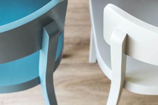 4 houten eetkamerstoelen voor aan de eettafel