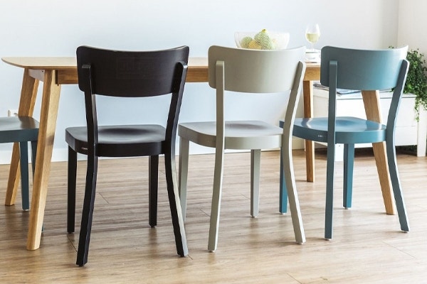 6 eetkamerstoelen voor in de eetkamer