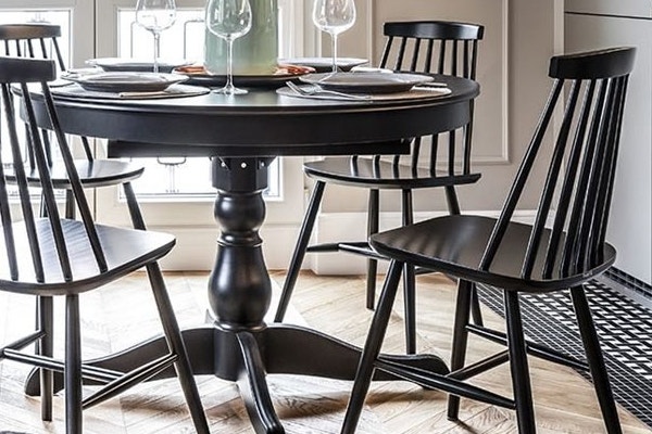 Cafe stoelen en tafels van hout