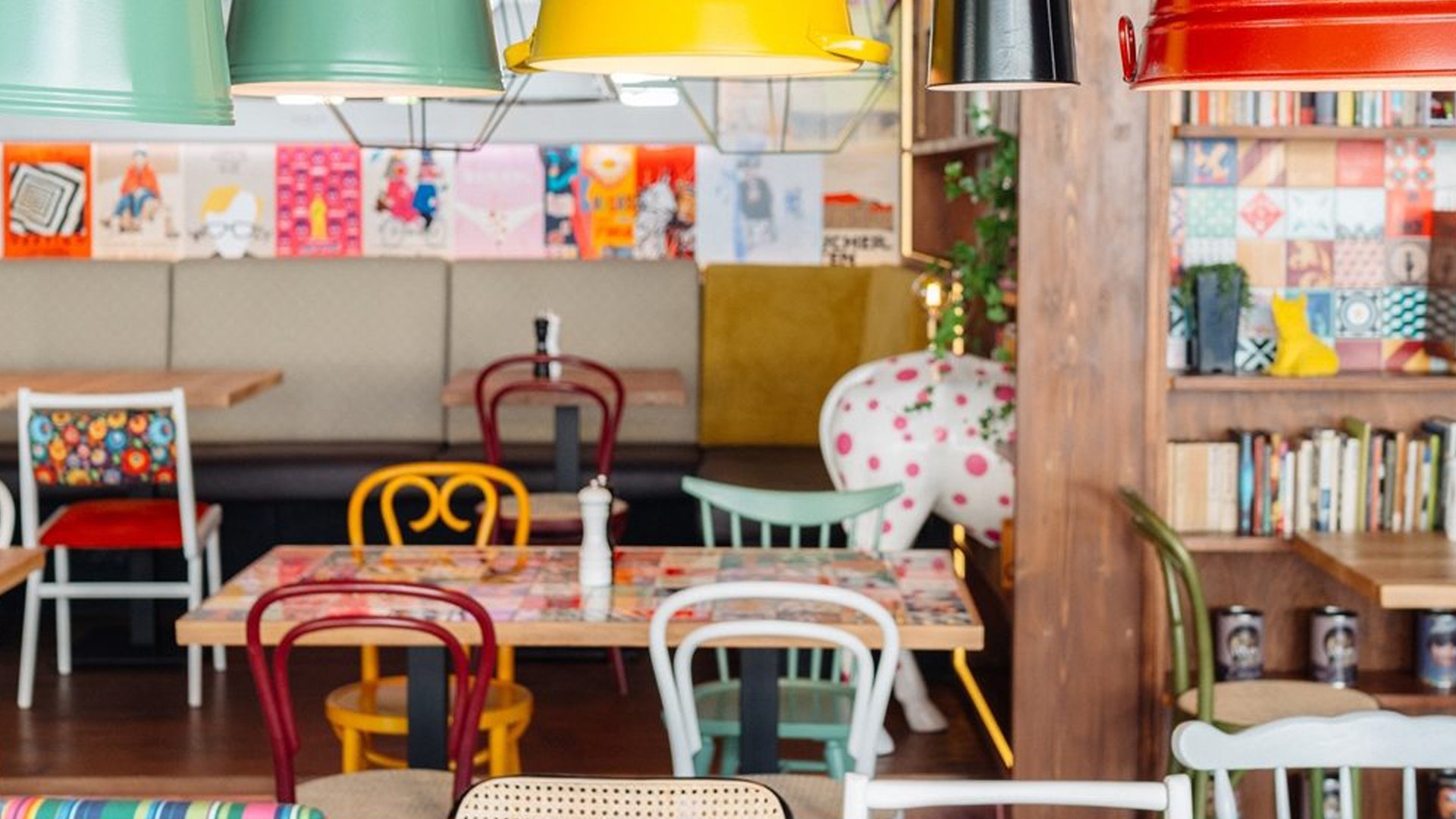 De veelzijdige houten stoelen van Fameg