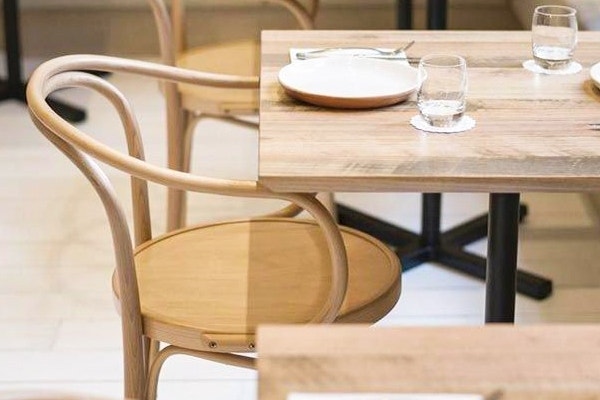Klassieke houten stoel voor in de woonkamer