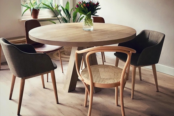 Rotan houten stoel voor aan de eettafel