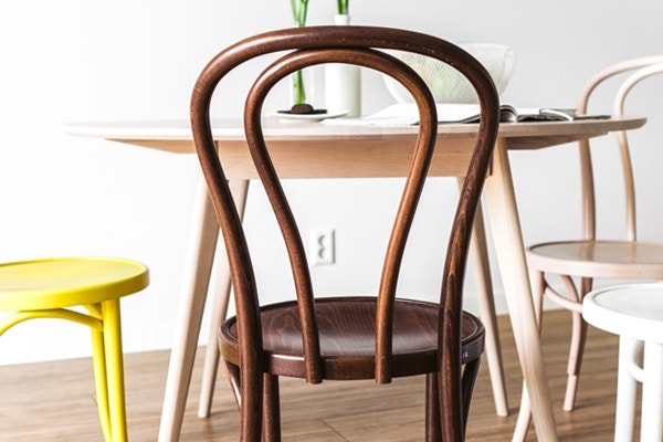 Walnoot houten bistrostoeltjes
