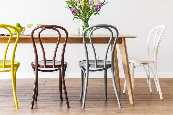 Houten bistrostoel in verschillende kleuren