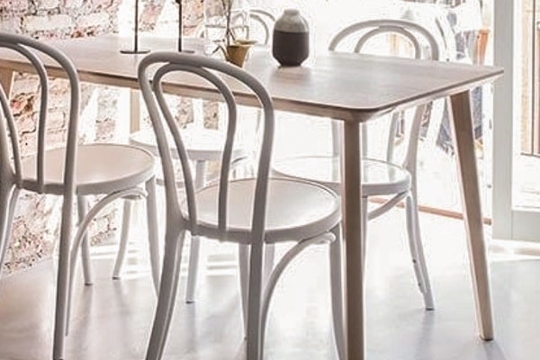Witte houten stoelen voor in de eetkamer