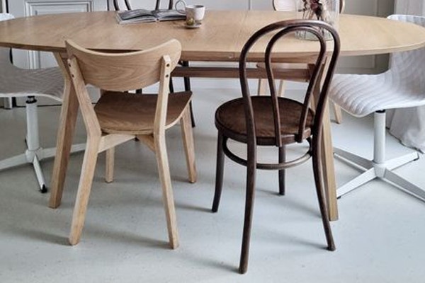 Houten eetkamerstoelen voor aan de eettafel