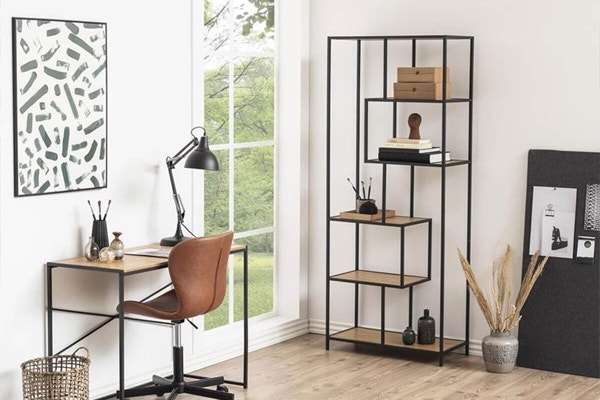 Zwarte open kast met houten planken
