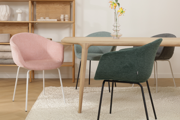 comfortabele kuipstoelen met armleuning in de eethoek