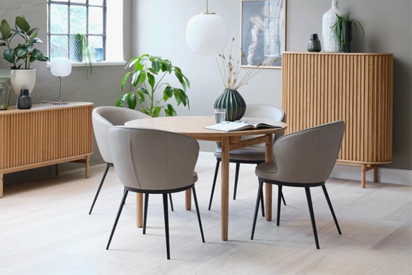 eetkamerstoelen aan ronde tafel