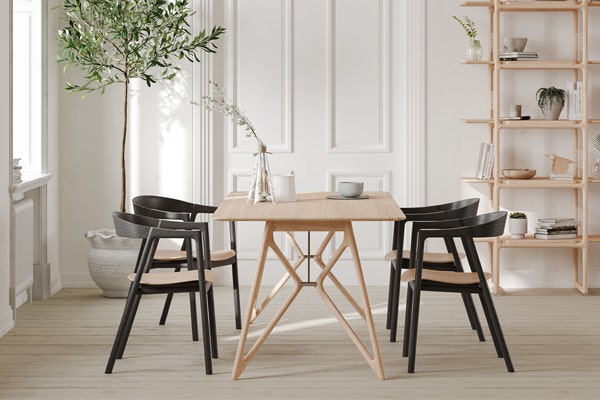 kleur eetkamerstoelen bij een eettafel hout