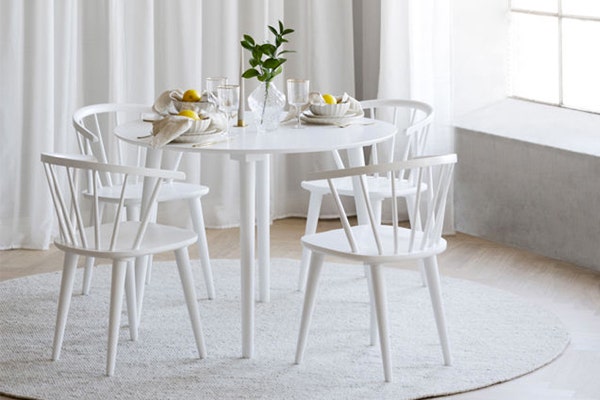 welke kleur stoelen bij een witte tafel