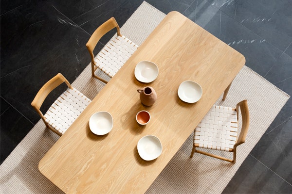 eetkamerstoelen bij een eiken tafel