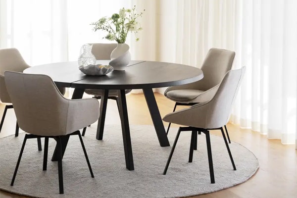 waar op letten bij het zoeken van stoelen voor bij een houten tafel