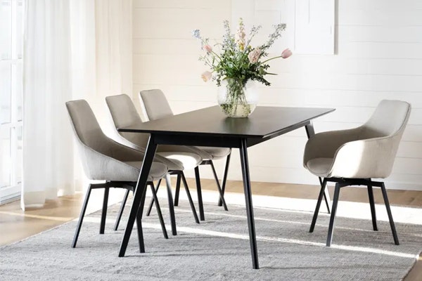 welke stoelen kiezen bij een zwarte houten eettafel