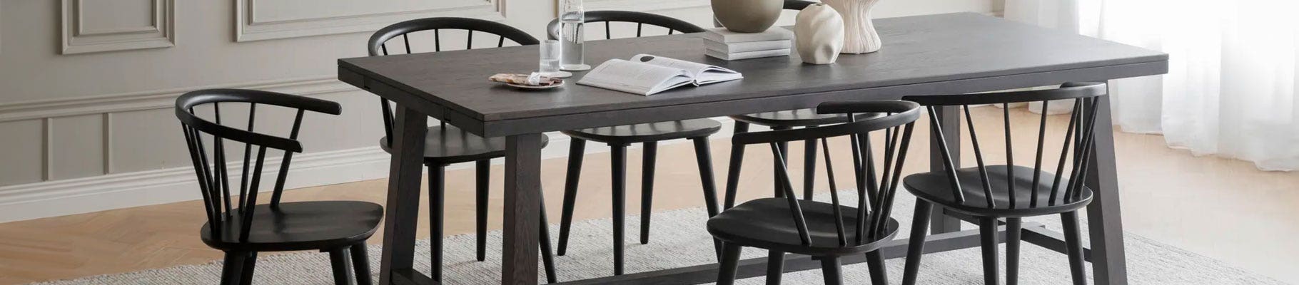 Ontdek alles voor de eetkamer: van stijlvolle stoelen tot functionele tafels voor een perfecte eetervaring.