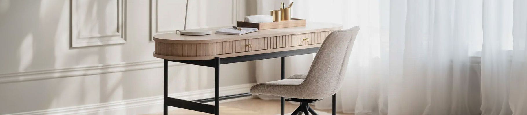 Maak van je werkplek een inspirerende omgeving met ergonomische meubels en stijlvolle accessoires.