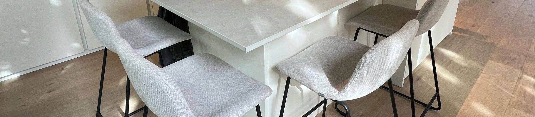 Voor hogere tafels en bars, kies barkrukken met een zithoogte van 75 cm. Stijlvol en functioneel voor elke ruimte. Voor hogere tafels en bars, kies barkrukken met een zithoogte van 75 cm. Stijlvol en functioneel voor elke ruimte.