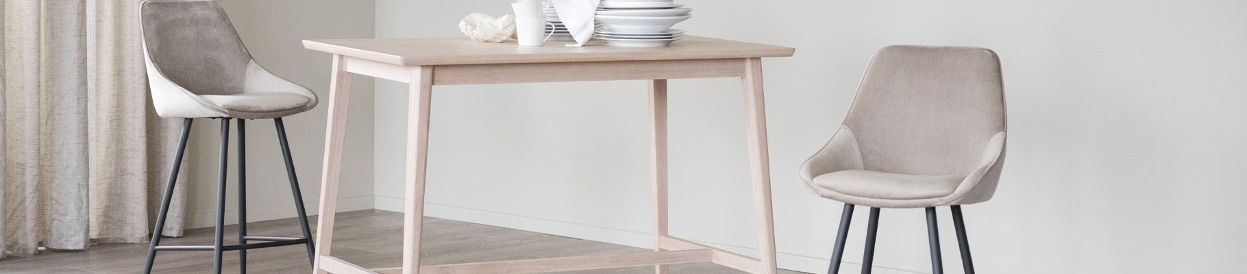 Beige barkrukken voegen warmte en neutraliteit toe aan je eetruimte. Perfect voor een serene en zachte uitstraling.