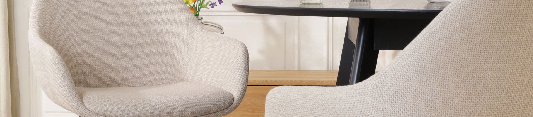 Beige kuipstoelen, perfect voor een rustige en elegante eetkamer. Bij Gewoonstijl Beige kuipstoelen, perfect voor een rustige en elegante eetkamer