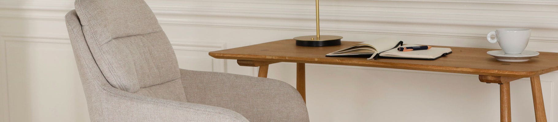 Bureaus van Gewoonstijl: stijlvol ontworpen werkplekken die functionaliteit en comfort combineren. Bureaus: stijlvol ontworpen werkplekken die functionaliteit en comfort combineren.