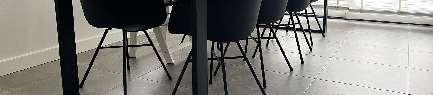 Eetkamerstoelen met zwarte poten