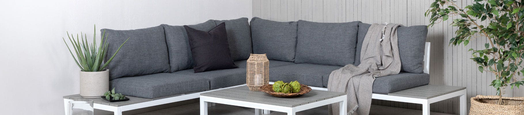 Een loungeset kan je tuin veranderen in een ontspannen oase. Vind hier inspiratie voor het creëren van een comfortabele buitenlounge.