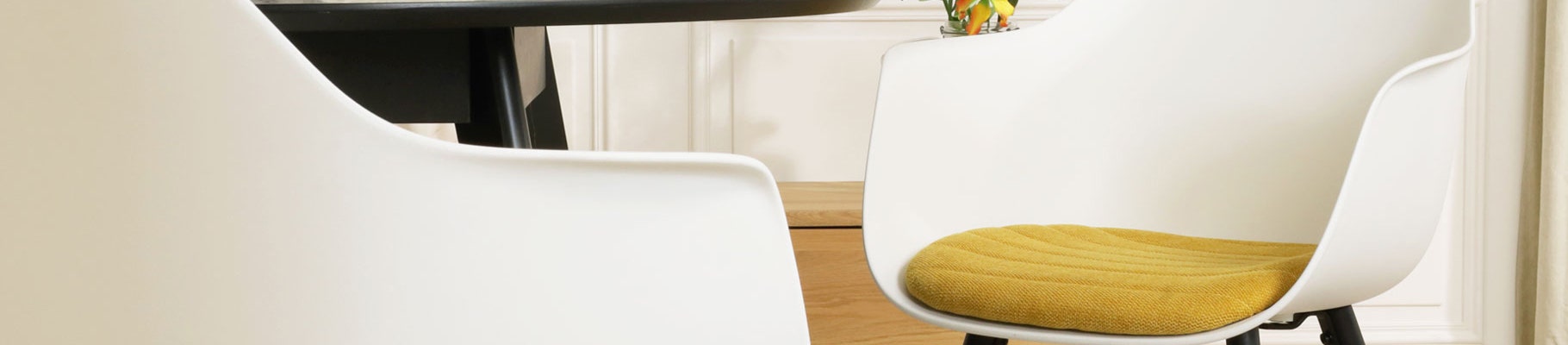 Okergele eetkamerstoelen