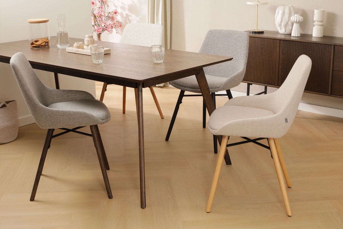 Luchtig & in balans, stoffen eetkamerstoelen zonder armleuningen, met een open vorm en een rustige uitstraling.