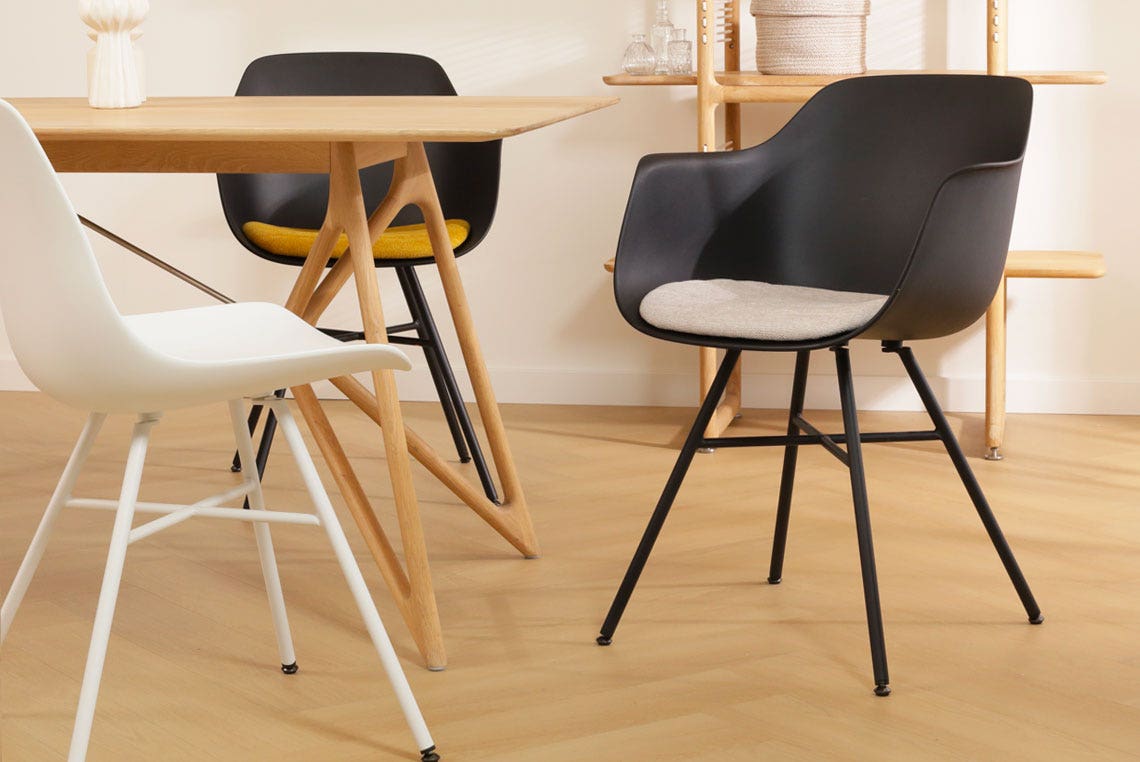 Praktisch & Stijlvol Kunststof kuipen met metalen onderstellen, makkelijk in onderhoud en strak van uitstraling.