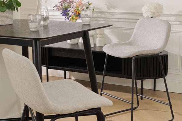 Beige barkruk met zwart metalen onderstel